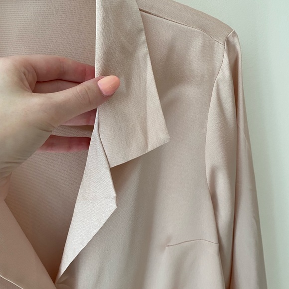 Blush satin blouse size S-M - Picture 2 of 4